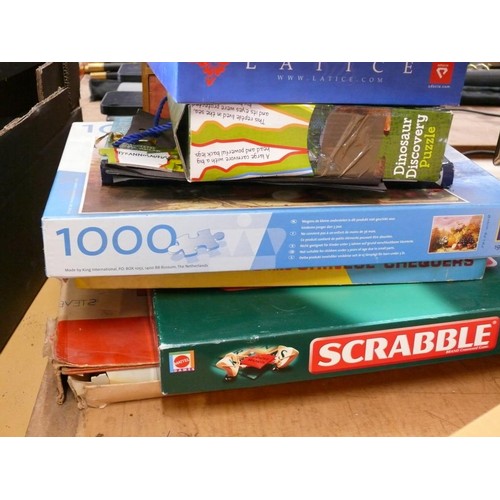 279 - VARIOUS VINTAGE GAMES AND JIGSAWS TO INCLUDE SCRABBLE, MONOPOLY ETC