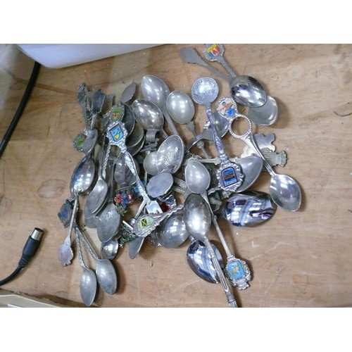 282 - A NICE COLLECTION OF VARIOUS SILVER PLATE SOUVENIR SPOONS