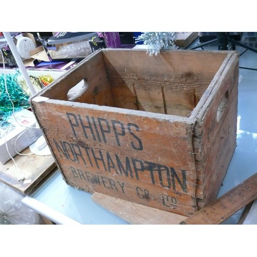 285 - A VINTAGE WOODEN BOTTLE CRATE PHIPPS NORTHAMPTON BREWERY COMPANY