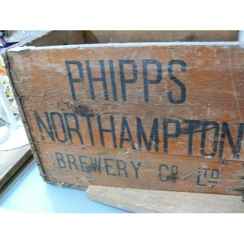 285 - A VINTAGE WOODEN BOTTLE CRATE PHIPPS NORTHAMPTON BREWERY COMPANY