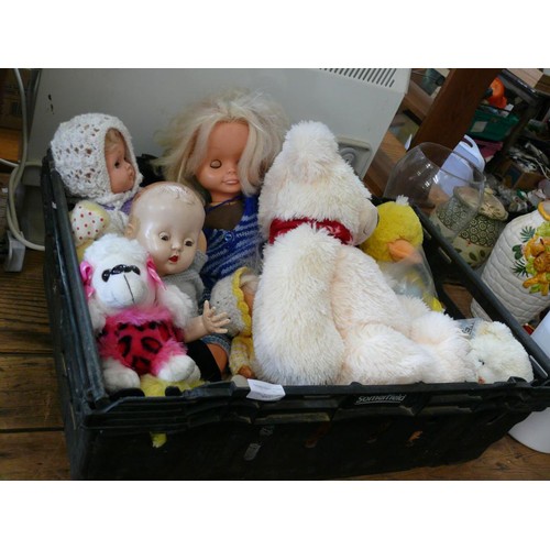 289 - A CRATE OF VARIOUS CUDDLY TOYS AND DOLLS