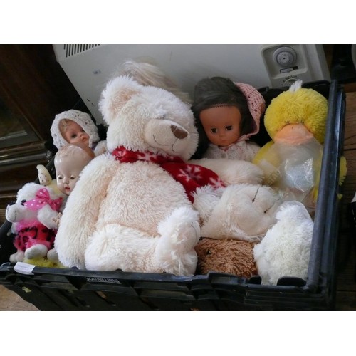 289 - A CRATE OF VARIOUS CUDDLY TOYS AND DOLLS