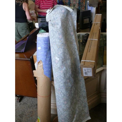 347 - LARGE ROLL OF WILLIAM MORRIS VINYL FABRIC