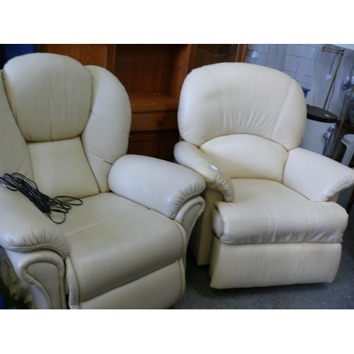 375 - A LOVELY PAIR OF CREAM LEATHER ELECTRIC RECLINING ARMCHAIRS BY SHERBORNE - TESTED  AND WORKING