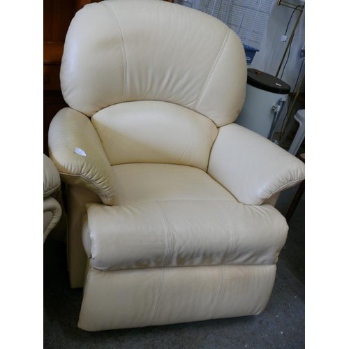 375 - A LOVELY PAIR OF CREAM LEATHER ELECTRIC RECLINING ARMCHAIRS BY SHERBORNE - TESTED  AND WORKING