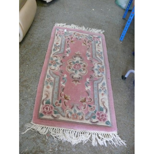 376 - A GOOD QUALITY SMALL PINK RUG WITH TASSELS