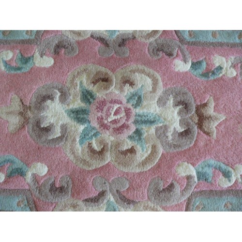 376 - A GOOD QUALITY SMALL PINK RUG WITH TASSELS