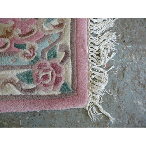 376 - A GOOD QUALITY SMALL PINK RUG WITH TASSELS