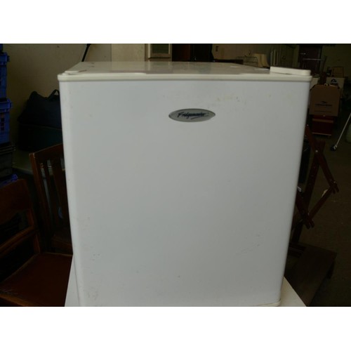 388 - A SMALL TABLE TOP FRIDGE BY FRIDGEMASTER, WORKING ORDER