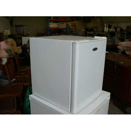 388 - A SMALL TABLE TOP FRIDGE BY FRIDGEMASTER, WORKING ORDER