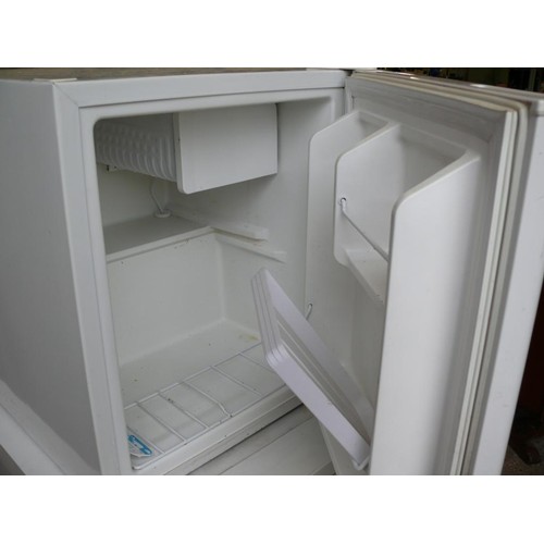 388 - A SMALL TABLE TOP FRIDGE BY FRIDGEMASTER, WORKING ORDER