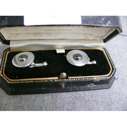 49 - A PAIR OF SIMON CARTER CUFF LINKS IN PEWTER & HEMATITE STONE.  SIMON CATER IS ONE OF THE TOP DESIGNE... 