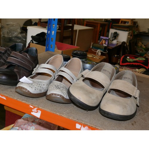 459 - 3 X PAIRS OF LADIES 'EASY SHOES' SIZE 5/6 AND GOOD QUANTITY OF SHOE POLISHES