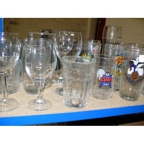 449 - SHELF OF GLASSES MAINLY ADVERTISING PINT GLASSES