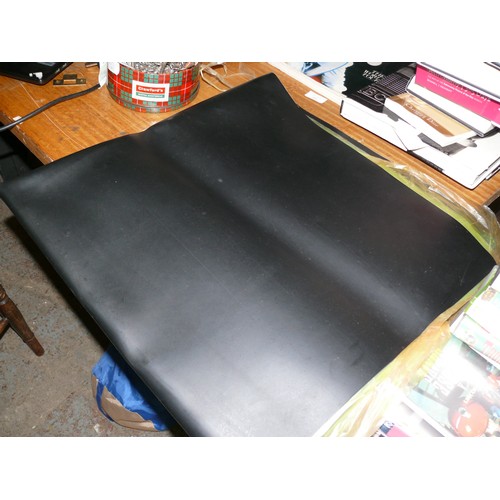 442 - LARGE PIECE OF BLACK RUBBER MATTING