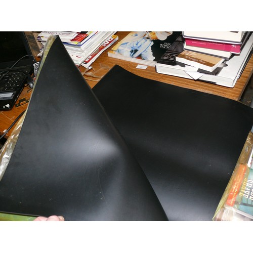 442 - LARGE PIECE OF BLACK RUBBER MATTING