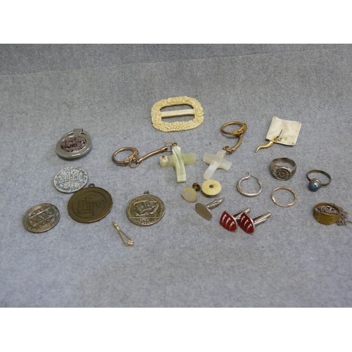 58 - A SMALL BOX OF INTERESTING ITEMS -SILVER RINGS, PAIR OF ESSEX CUFF LINKS, PENDANT FROM RUSSIAN 1980 ... 