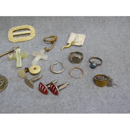 58 - A SMALL BOX OF INTERESTING ITEMS -SILVER RINGS, PAIR OF ESSEX CUFF LINKS, PENDANT FROM RUSSIAN 1980 ... 