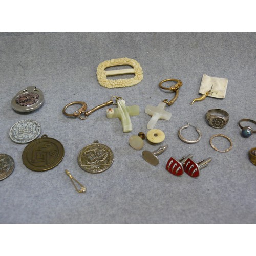 58 - A SMALL BOX OF INTERESTING ITEMS -SILVER RINGS, PAIR OF ESSEX CUFF LINKS, PENDANT FROM RUSSIAN 1980 ... 