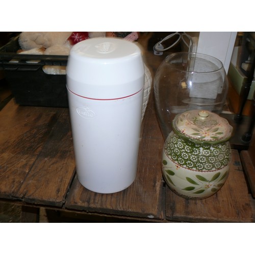 478 - YOGURT MAKER, 2 VASES AND LIDDED POT