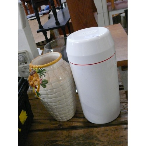 478 - YOGURT MAKER, 2 VASES AND LIDDED POT