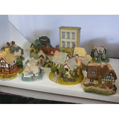 89 - A NICE SELECTION OF LILLIPUT LANE STYLE MODEL HOUSES