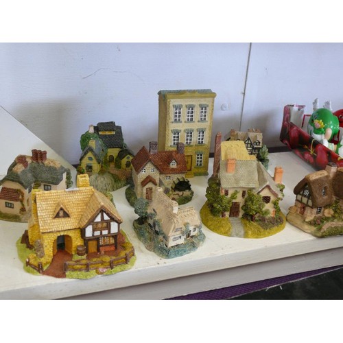 89 - A NICE SELECTION OF LILLIPUT LANE STYLE MODEL HOUSES