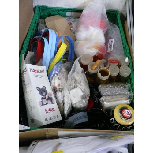 149 - A CRATE OF MIXED CRAFT ITEMS INCLUDING DYLONS, ZIPS, TOGGLES, RIBBONS, YARN, EMBROIDERY FRAME ETC