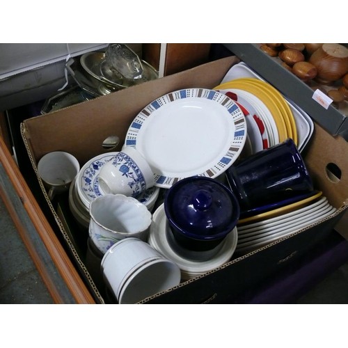 380A - A VERY LARGE SELECTION OF GOOD QUALITY CAR BOOT ITEMS TO INCLUDE KITCHENWARE, SILVER PLATE, ANNE GED... 