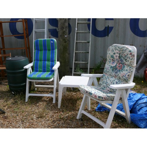 319 - WHITE PLASTIC RECLINING GARDEN CHAIR X 2 PLUS A WHITE SQUARE TABLE