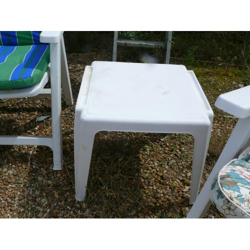 319 - WHITE PLASTIC RECLINING GARDEN CHAIR X 2 PLUS A WHITE SQUARE TABLE