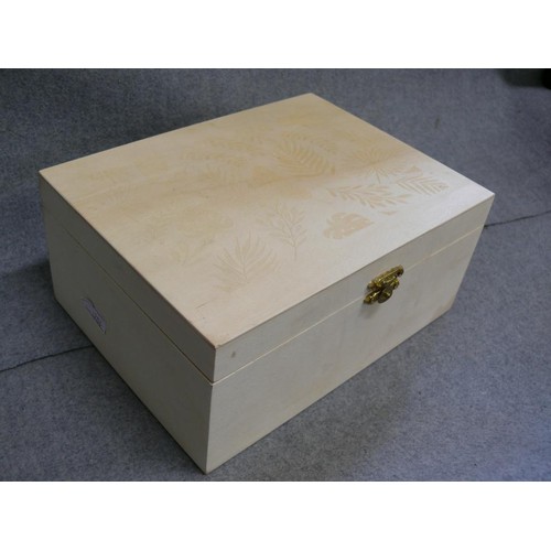 31 - A LOVELY MODERN JEWELLERY BOX WITH LOTS OF GREAT ITEMS INSIDE