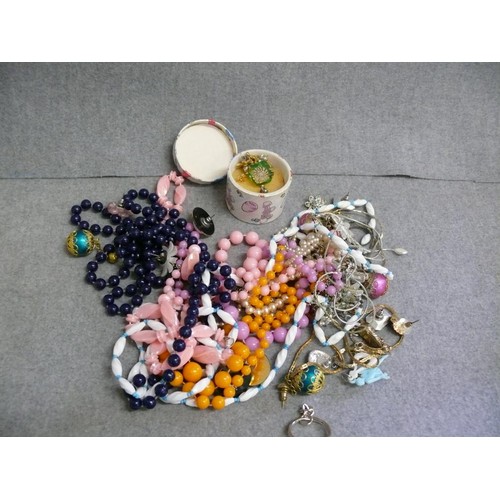 42 - A BAG OF COSTUME JEWELLERY MIX LOT, ALL SORTS