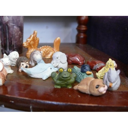 113A - A NICE COLLECTION OF MINIATURE ANIMALS MADE IN AMETHYST, PINK QUARTZ, AGATE ETC