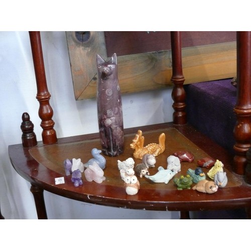 113A - A NICE COLLECTION OF MINIATURE ANIMALS MADE IN AMETHYST, PINK QUARTZ, AGATE ETC