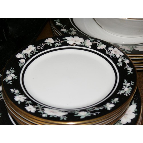 180 - A ROYAL DOULTON VOGUE COLLECTION DINNER SERVICE, ENGLISH PORCELAIN TO INCLUDE DINNER PLATES, SALAD P... 