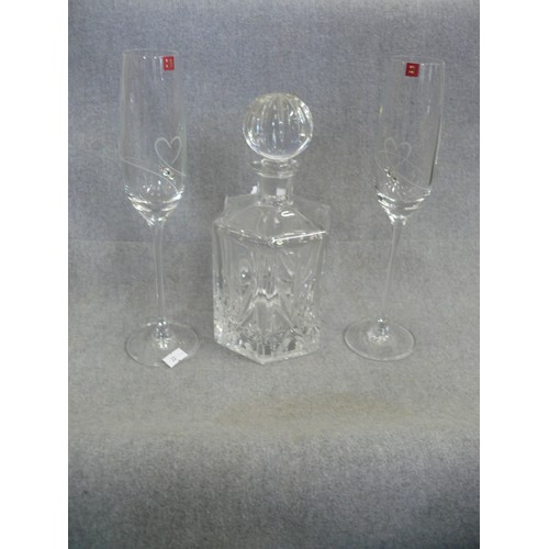 210 - A HEAVY CUT GLASS OCTAGONAL WHISKY DECANTER WITH REEDED STOPPER AND A PAIR OF TALL DIAMONTE SET CHAM... 