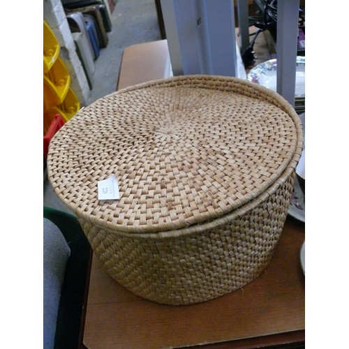 220 - A GOOD QUALITY LIDDED BASKET WITH CONTENTS OF SEWING ITEMS