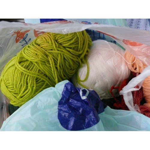 223 - A BAG OF VARIOUS COLOURED WOOL AND SOME COTTONS, PART MADE WOOLLEN ITEMS AND KNITTING NEEDLES