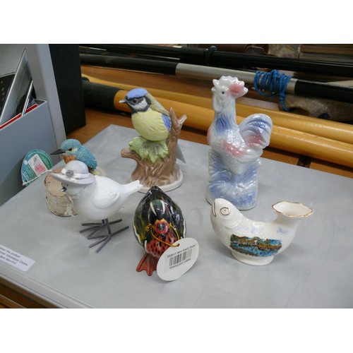 264 - A NICE COLLECTION OF VARIOUS ORNAMENTAL BIRDS TO INCLUDE A DUCK BY JAMES WINCHESTER PLUS A CRESTWARE... 