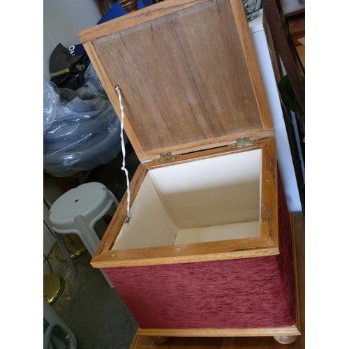 369 - A GOOD QUALITY WOODEN STORAGE BOX WITH RED UPHOLSTERY