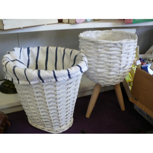 99 - A WHITE WICKER 3 LEGGED PLANTER PLUS A MATCHING WASTEPAPER BIN