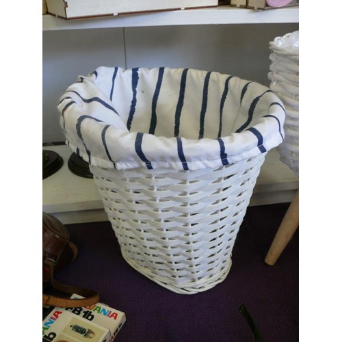 99 - A WHITE WICKER 3 LEGGED PLANTER PLUS A MATCHING WASTEPAPER BIN