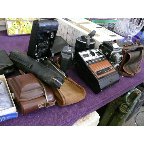 105 - A NICE SELECTION OF VINTAGE CAMERAS AND EQUIPMENT TO INCLUDE HALINA A1 TWIN LENS, KODAK INSTANT, HAW... 