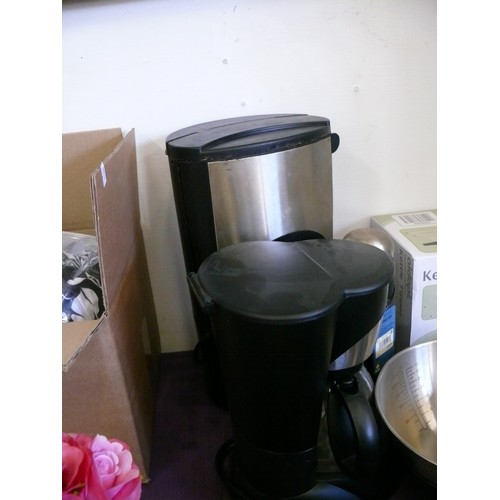 110 - A SELECTION OF KITCHENWARE TO INCLUDE A COFFEE MACHINE WITH FILTERS, KETTLE TIPPER AND A SET OF MORP... 