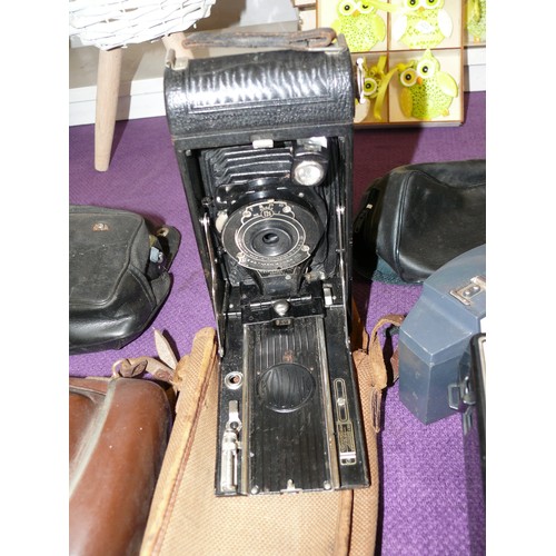 105 - A NICE SELECTION OF VINTAGE CAMERAS AND EQUIPMENT TO INCLUDE HALINA A1 TWIN LENS, KODAK INSTANT, HAW... 