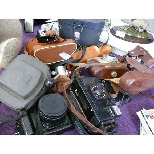 106 - A NICE SELECTION OF VINTAGE CAMERAS AND EQUIPMENT TO INCLUDE KODAK BROWNIE, CHINON, FUJI DIGITAL, BI... 