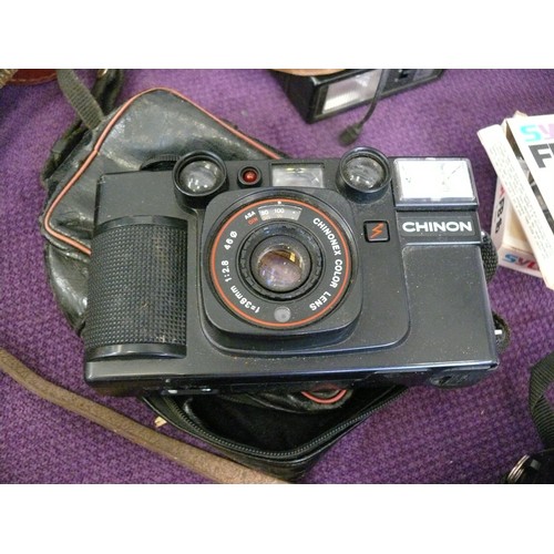 106 - A NICE SELECTION OF VINTAGE CAMERAS AND EQUIPMENT TO INCLUDE KODAK BROWNIE, CHINON, FUJI DIGITAL, BI... 