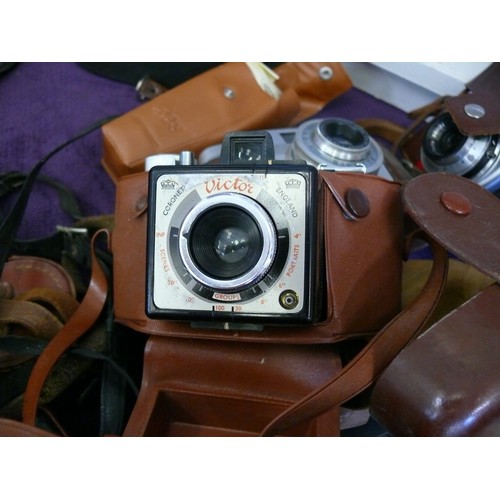 106 - A NICE SELECTION OF VINTAGE CAMERAS AND EQUIPMENT TO INCLUDE KODAK BROWNIE, CHINON, FUJI DIGITAL, BI... 