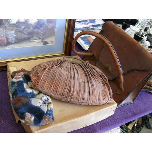 116 - 1940'S SILK LINED HANDBAG WITH CONTENTS, PLUS A 1940'S LEATHER BAG, A VINTAGE BAG WITH BAKELITE CLAS... 